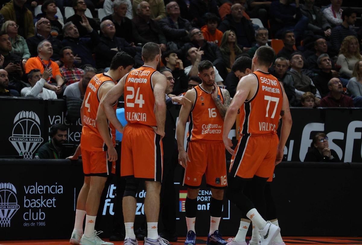 Una imagen del duelo en La Fonteta entre el Valencia Basket y el Aris Midea