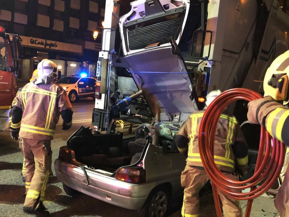 Un coche se empotra contra el camión de la basura en Oviedo