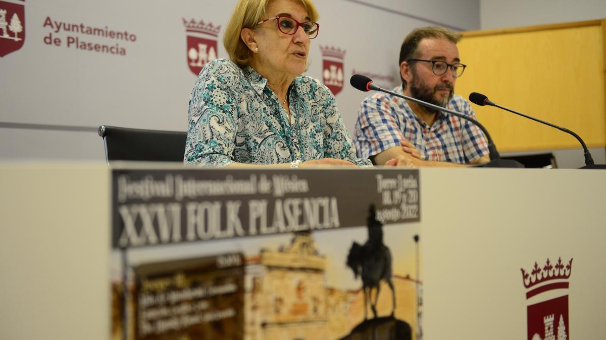 Marisa Bermejo, concejala de Cultura, y Juan Ramón Santos, técnico de Cultura, en la rueda de prensa del Festival de Folk