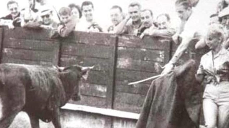 Una dona participa en una «corrida» de toros .