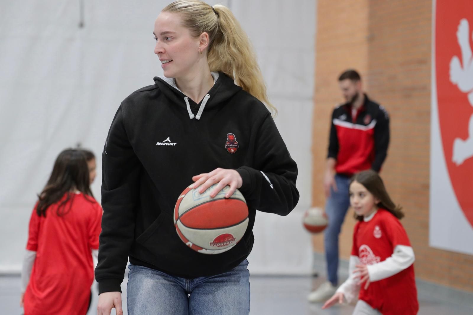 En imágenes | Visita del Casademont Zaragoza al Colegio Tenerías