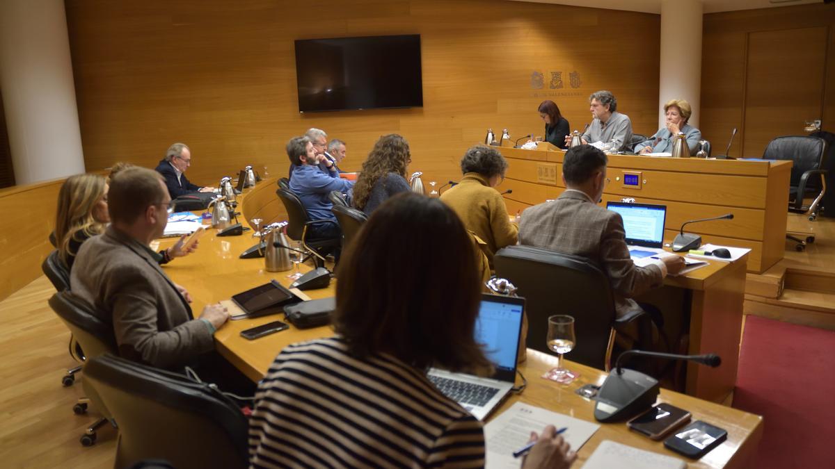 Los diputados votan en la Comisión de Medio Ambiente de las Corts.