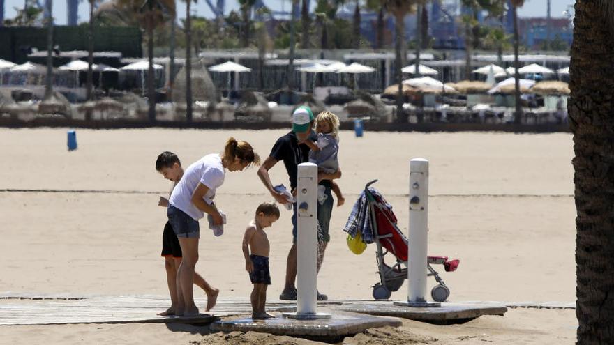 Una familia en una playa de Valencia
