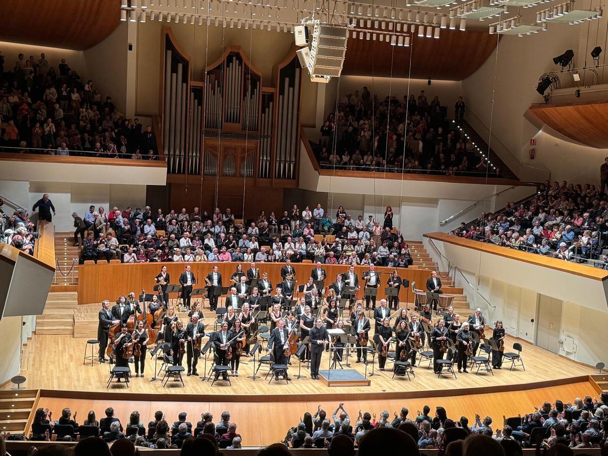 Orquesta y director.