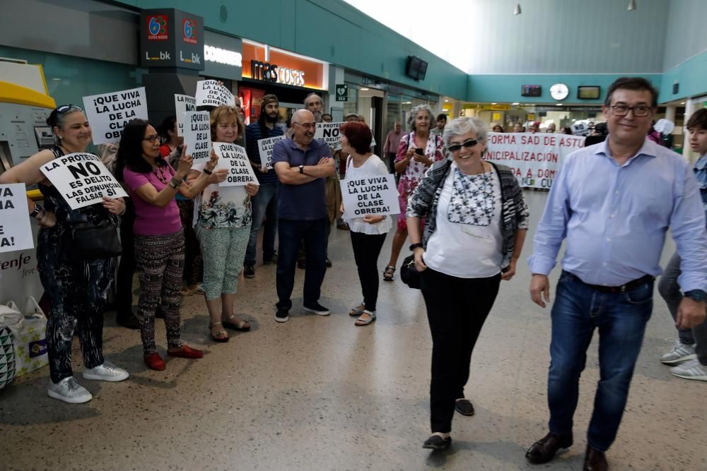 La llegada del Tren negro a Gijón da comienzo a la Semana Negra