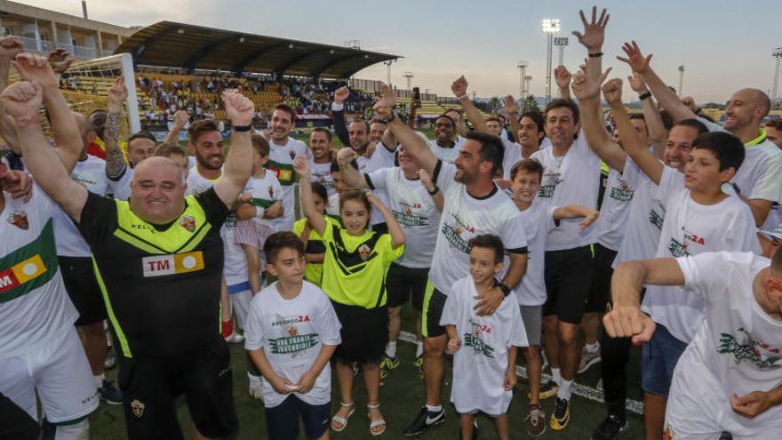 Los componentes del Elche celebran el ascenso en la Ciudad Deportiva del Villarreal