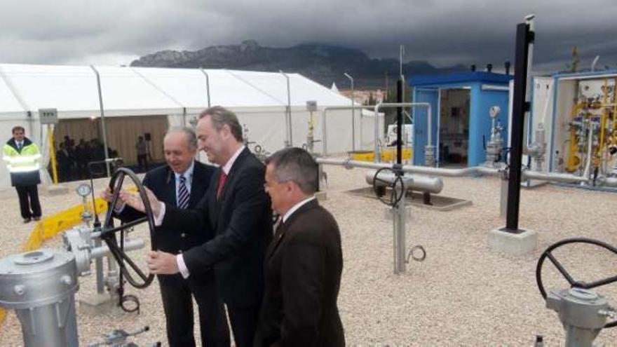 Alberto Fabra y el presidente de Endesa Gas accionan la llave del gasoducto.