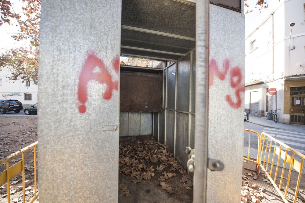 El remolc de la plaça Mallorca, amb pintades de protesta