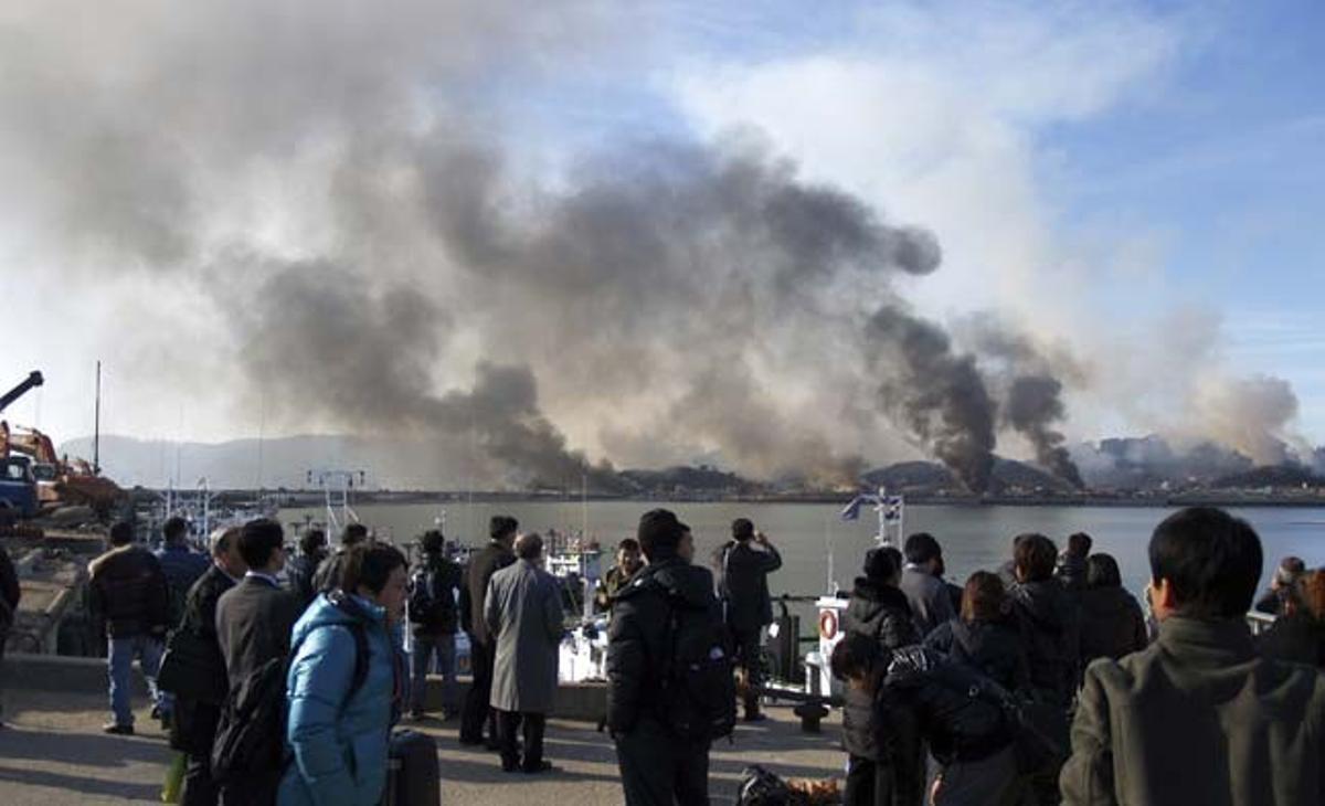 Diverses columnes de fum surten de l’illa sud-coreana de Yeongpyeong, després d’una sèrie de trets d’artilleria realitzats per Corea del Nord a la seva costa occidental cap a territori sud-coreà a la zona fronterera del Mar Groc, que van causar ferides almenys a quatre soldats sud-coreans.