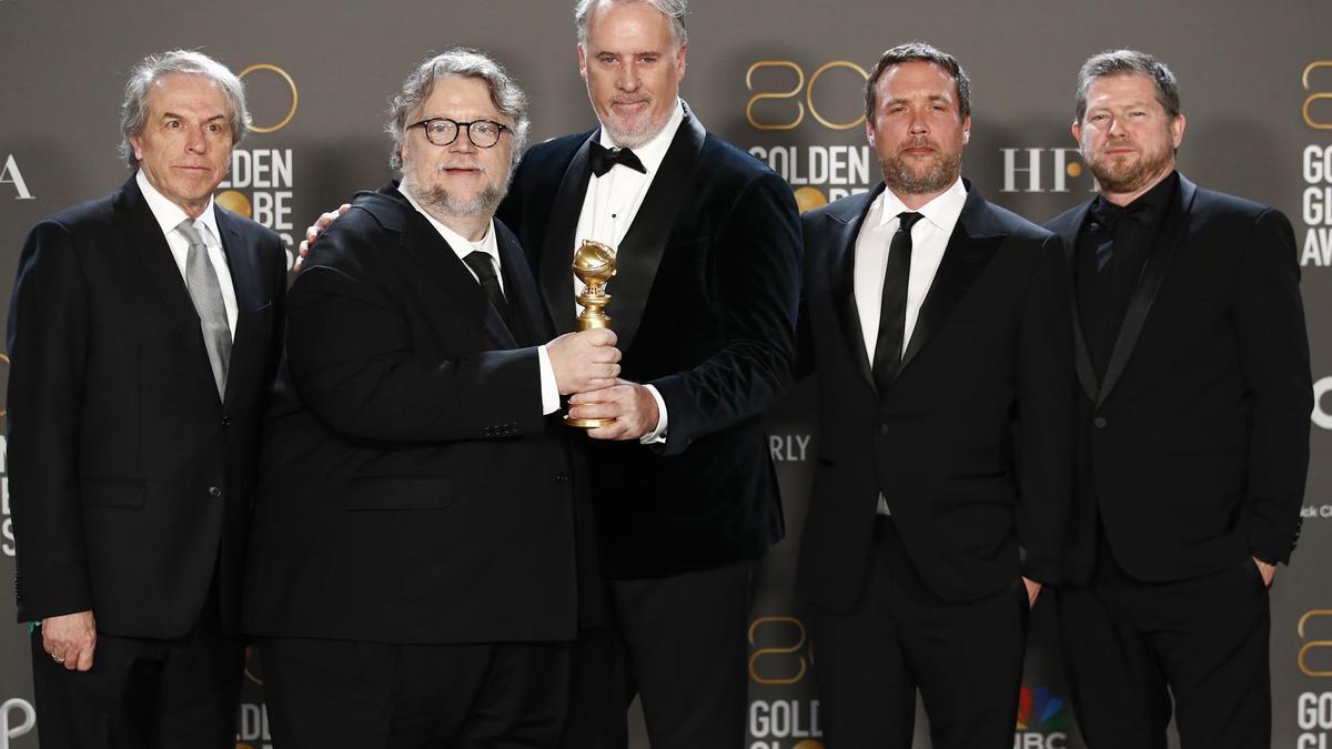 Gary Ungar, Guillermo del Toro, Mark Gustafson, Patrick McHale y Corey Campodonico posan con el premio a Mejor Película de Animación.