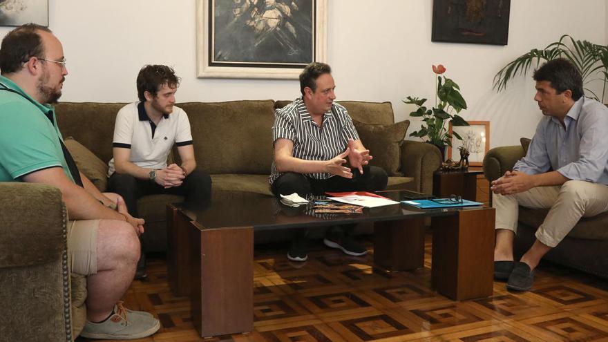 El presidente de la Diputación recibe al Gremio de Artistas de Hogueras