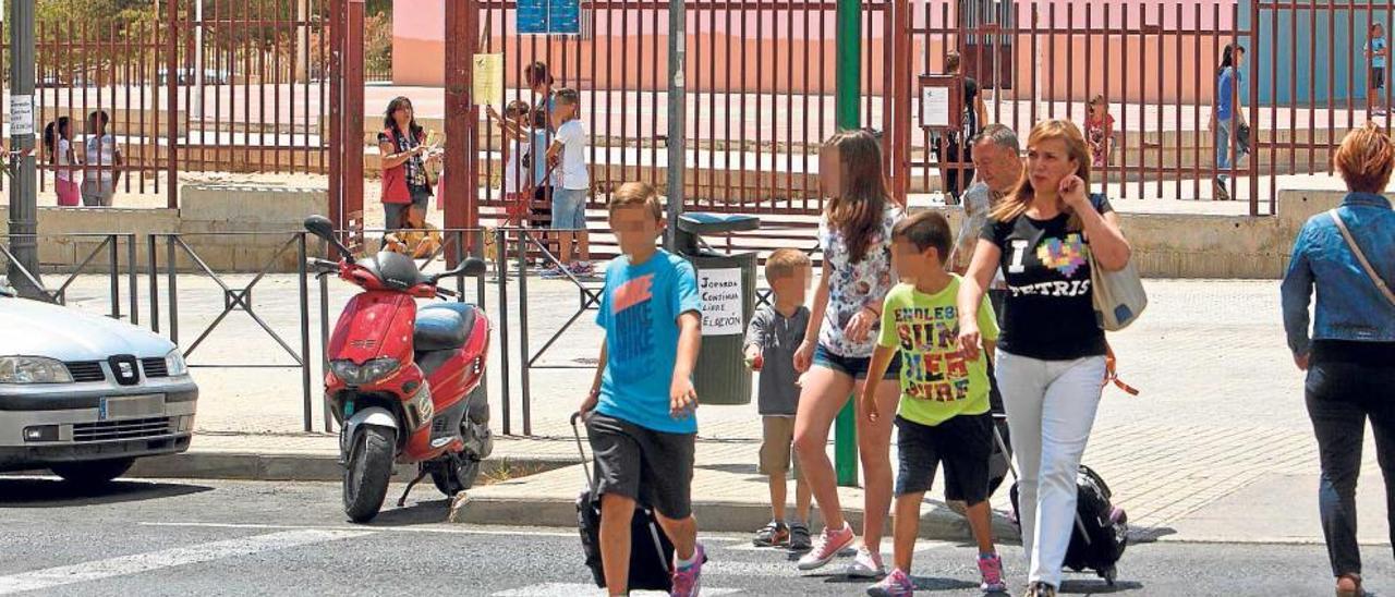 El Consell debe a los colegios tres meses del curso escolar