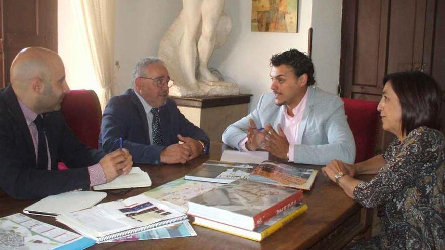 El alcalde de Toro, Tomás del Bien, reunido con representantes de la Fundación de las Edades del Hombre.