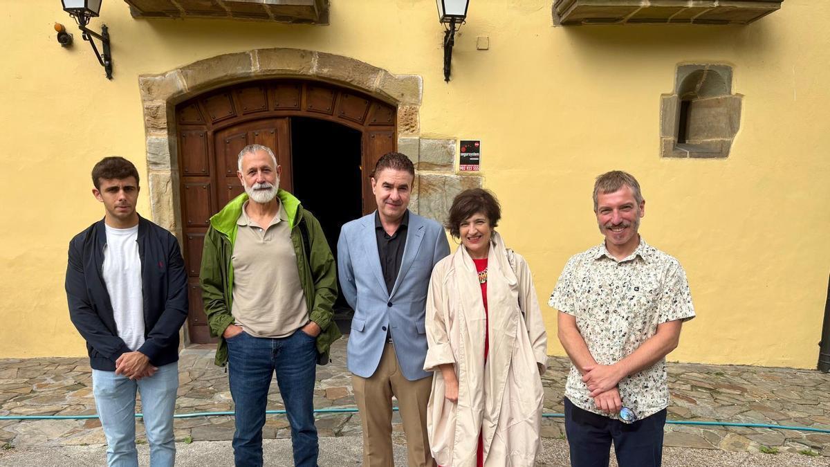 Por la izquierda, Carlos Otero, Xuan de Con, Luis Benito García, Ana Lobeto y Xuan Fernandi en la Casa de la Buelga