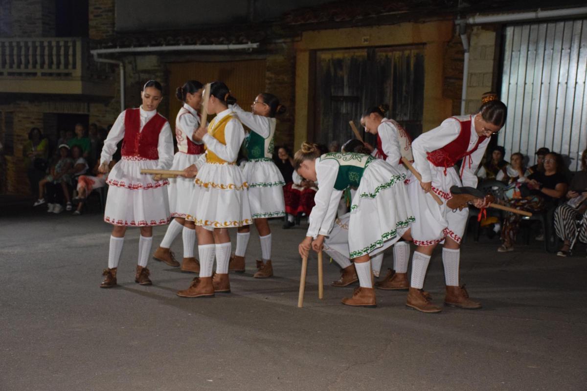Folclore con acento transfronterizo en el Festival Internacional de de Aulas de Música de Aliste y Tras os Montes Folclore con acento transfronterizo en el Festival Internacional de de Aulas de Música de Aliste y Tras os Montes