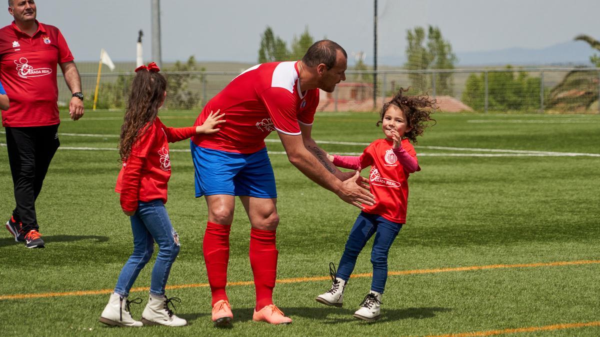 Curro, saludando a sus hijas al final del choque.