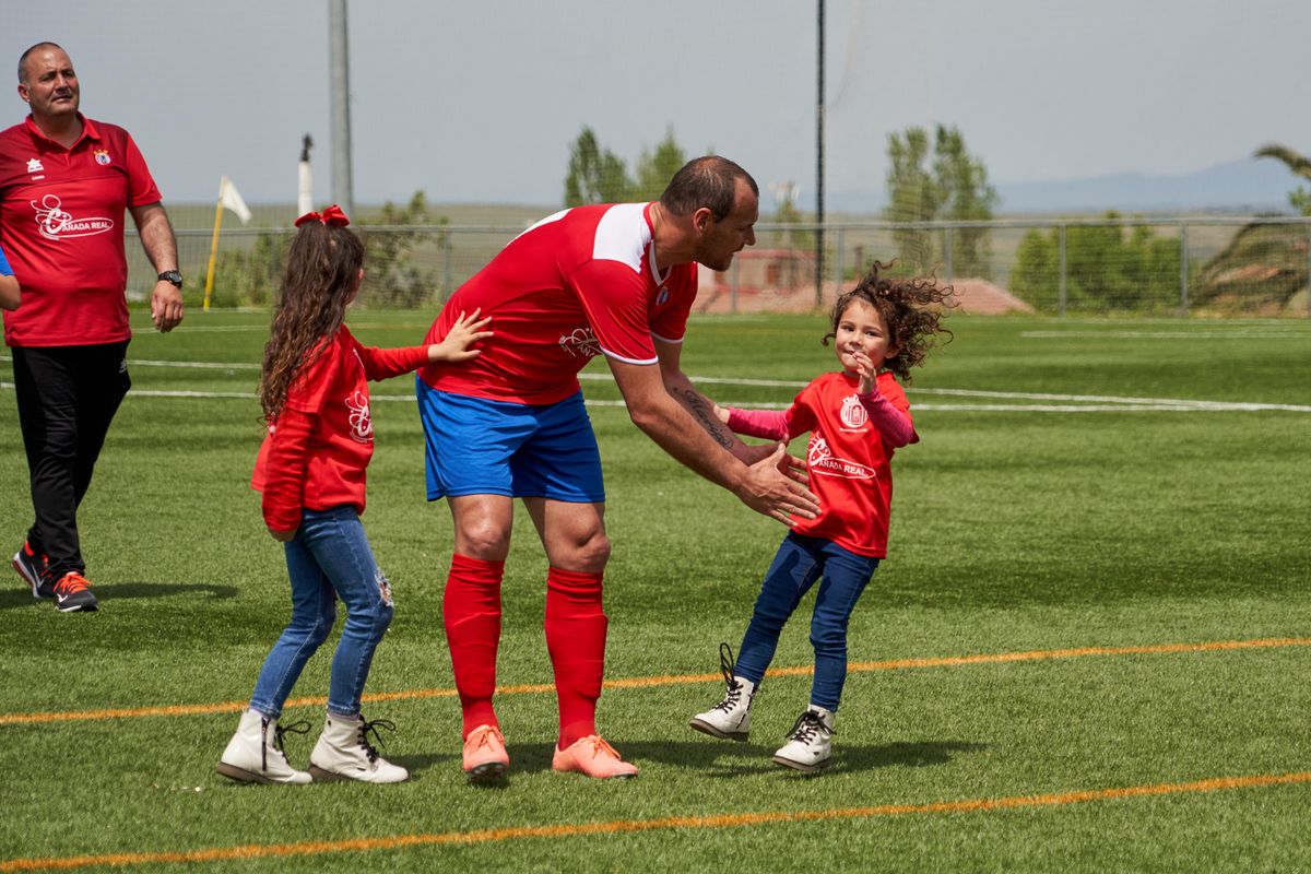 Curro, saludand a sus hijas al final del choque.