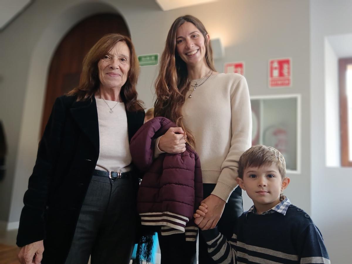 Tres generaciones en una foto: la abuela Elba Manzotti, Soledad Pérez Manzotti y el pequeño Xuacu Verne