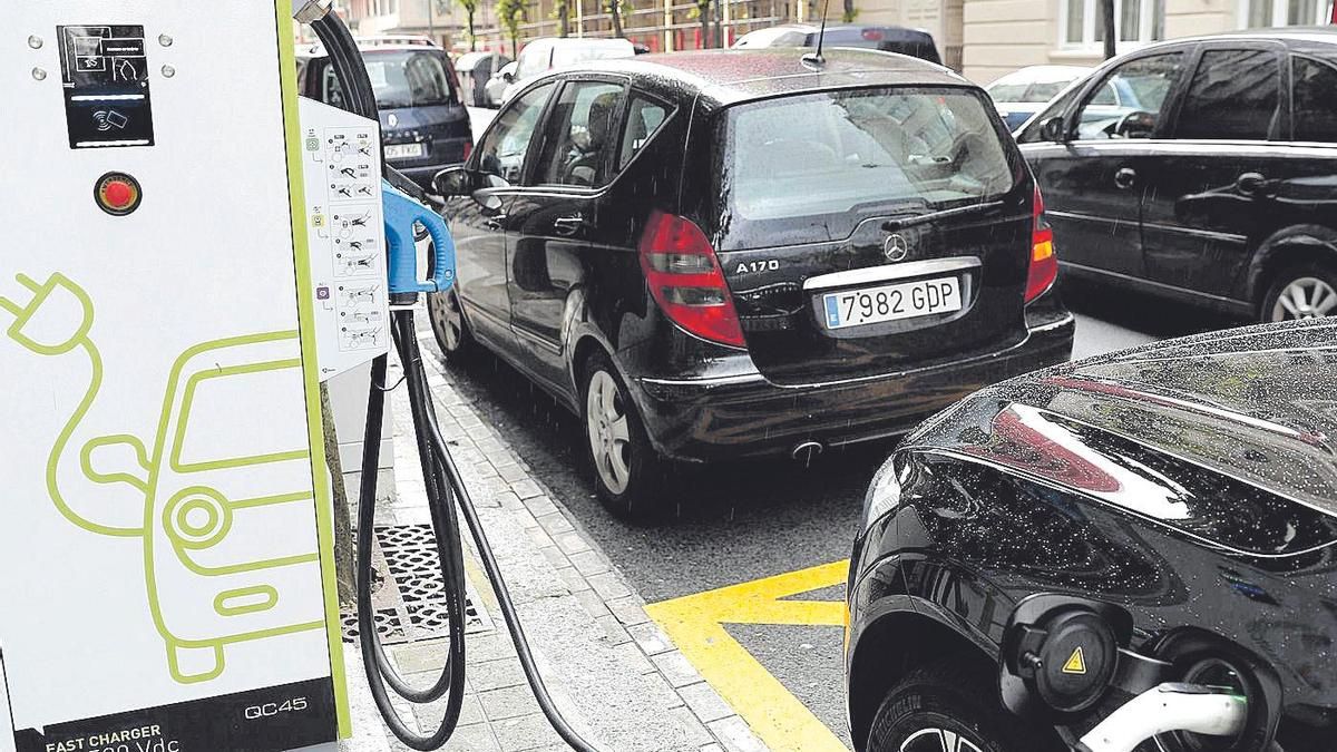 Un coche estacionado en un punto de recarga de la ciudad de Bilbao, en una imagen de archivo.