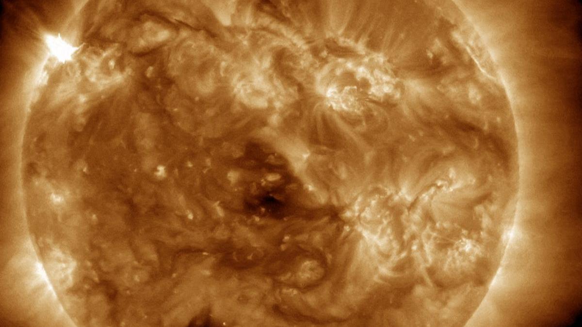 La erupción de la llamarada de clase X del Sol el 17 de febrero, seguida de un “tsunami solar” que es visible como una onda de choque débil en la región circundante.