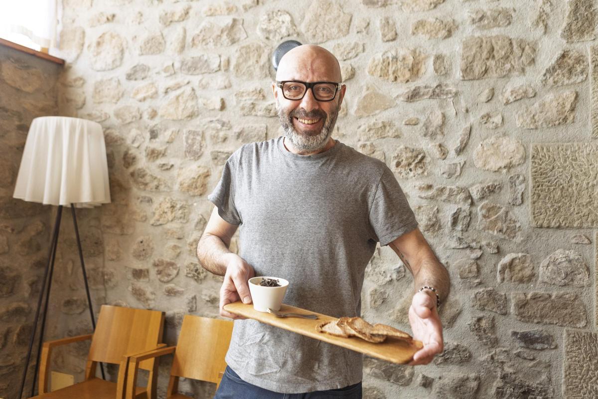 Oriol Rovira, d'Els Casals, amb una terrina de cabirol amb elaborada amb crema de castanya i tòfona