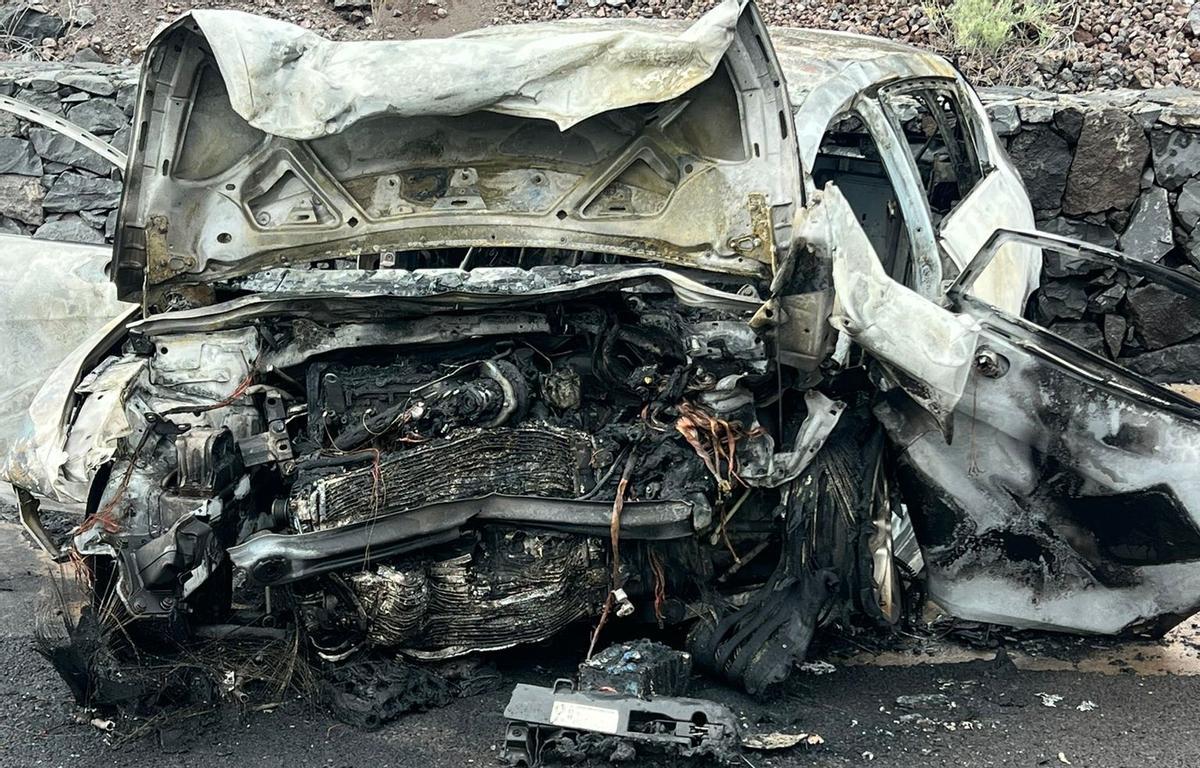 Estado en el que quedó el coche del vecino de El Tanque