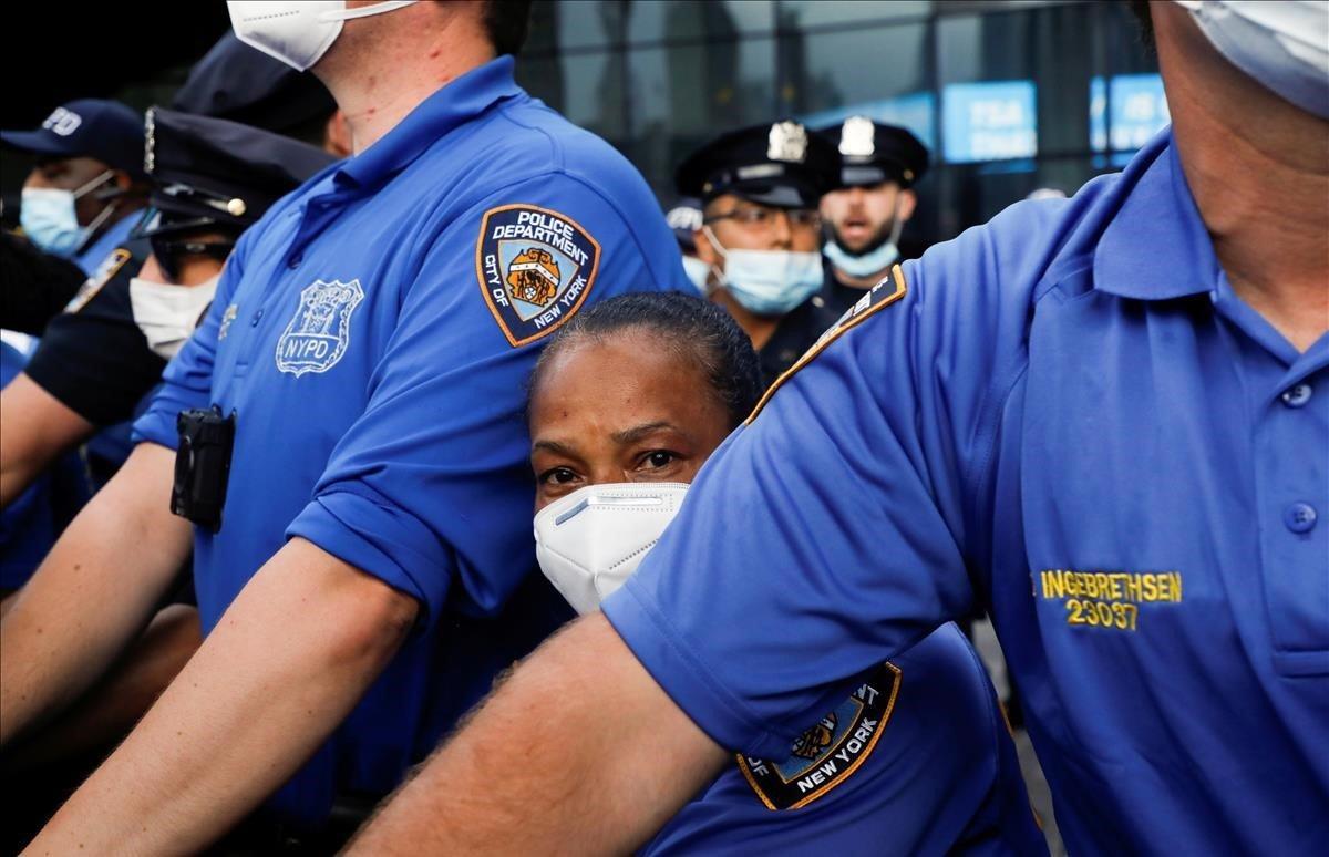 Barrera de policías en las protestas en Brooklyn, Nueva York.