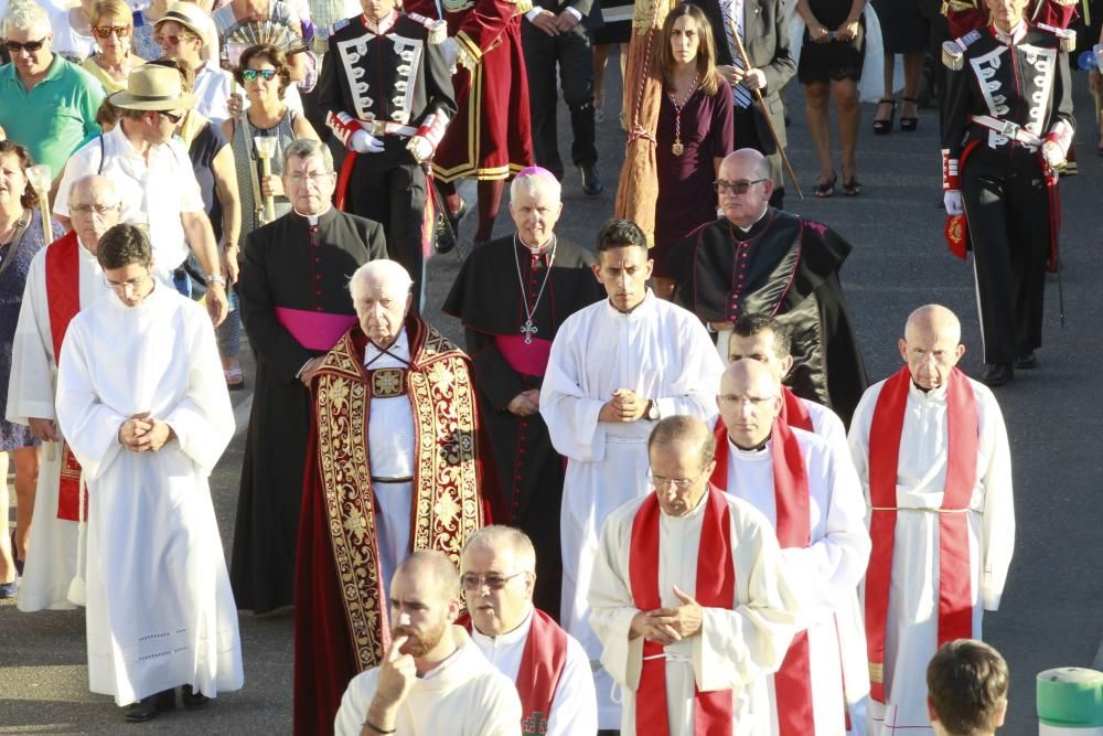 Cientos de miles de seguidores acompañan a la procesión por el centro de Vigo en medio de un asfixiante calor.