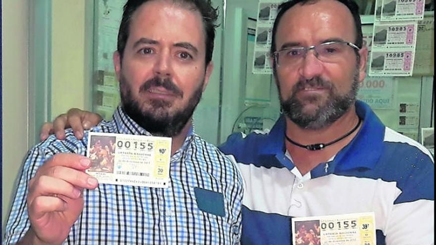 Álvaro Doreste, dueño de la administración número 1 de Mogán, con José Daniel Santana, un cliente, muestran el número 00155.