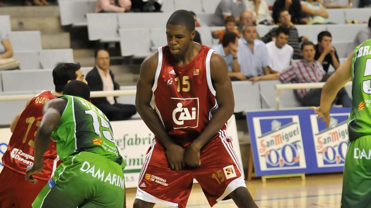 Chinemelu Elonu, en un duelo entre el CAI Zaragoza y el Lobe Huesca de Copa Aragón, en el 2009.