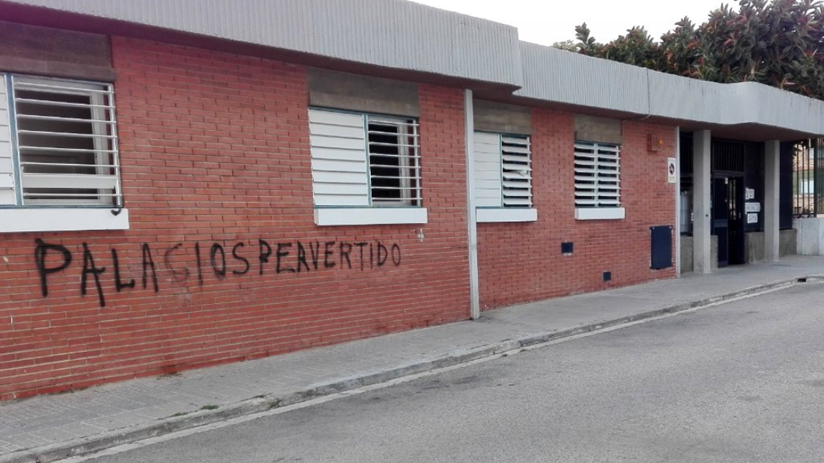 Mensaje para el concejal de Movilidad, en la misma pared de la escuela Canigó