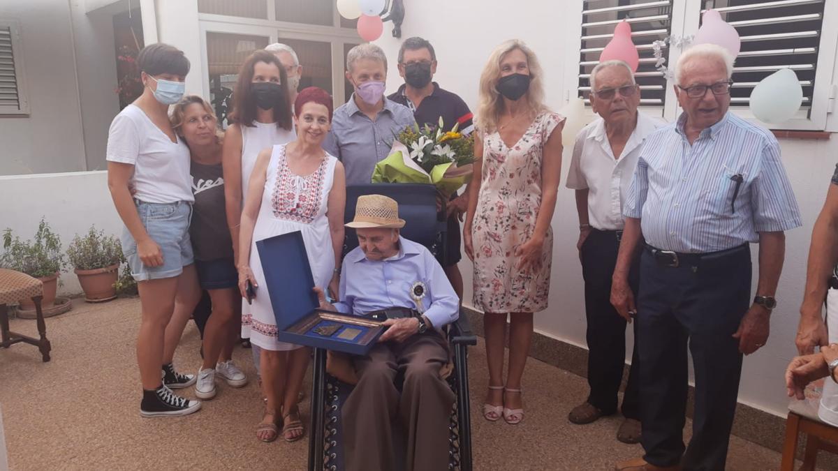Juan Roselló Ferrer ‘Juanito’ recibe su conmemoración acompañado de sus familiares y amigos