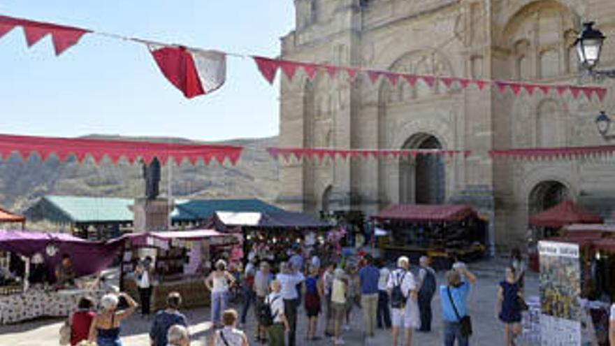 La plaza de los Escribanos ya alberga el Mercado Jacobeo.