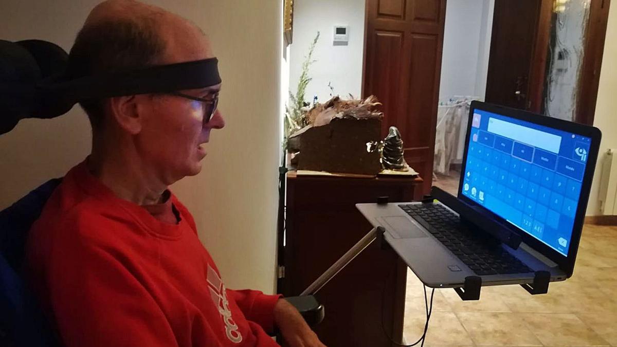 Javier Arroyo, en su casa, utilizando el dispositivo Irisbond. | INFORMACIÓN