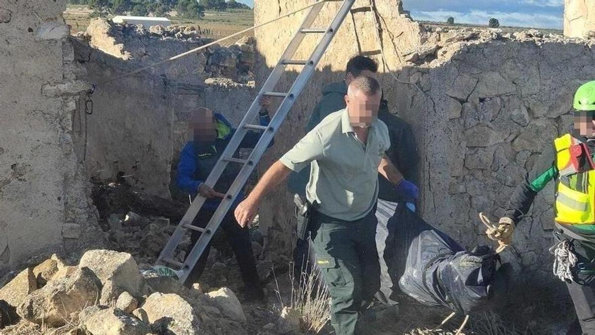 La Guardia Civil traslada el cuerpo encontrado en un pozo de Jumilla (Murcia).