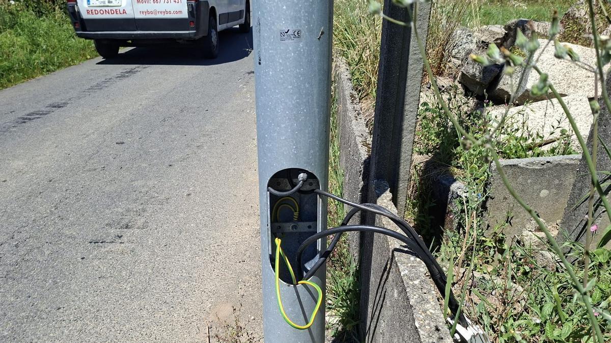 Una de las farolas atacadas.