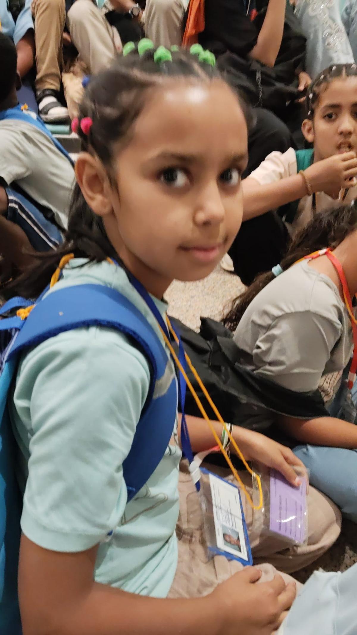 La niña saharaui Salka que ayer llegó al aeropuerto de Vigo y que vivirá con una familia de Cangas.
