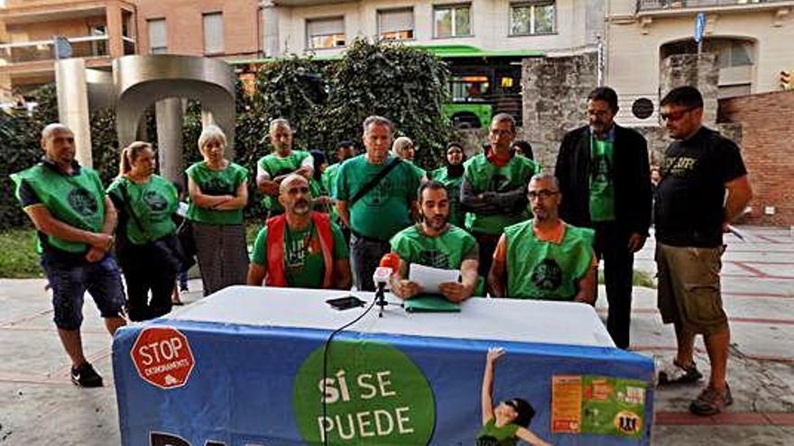 L&#039;afectat pel desnonament, al mig, amb membres de la PAHC al voltant