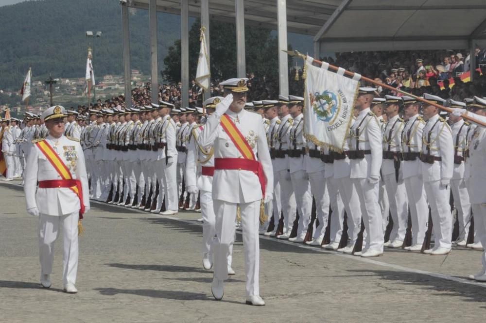 El rey entrega los despachos a los nuevos oficiales de la Armada