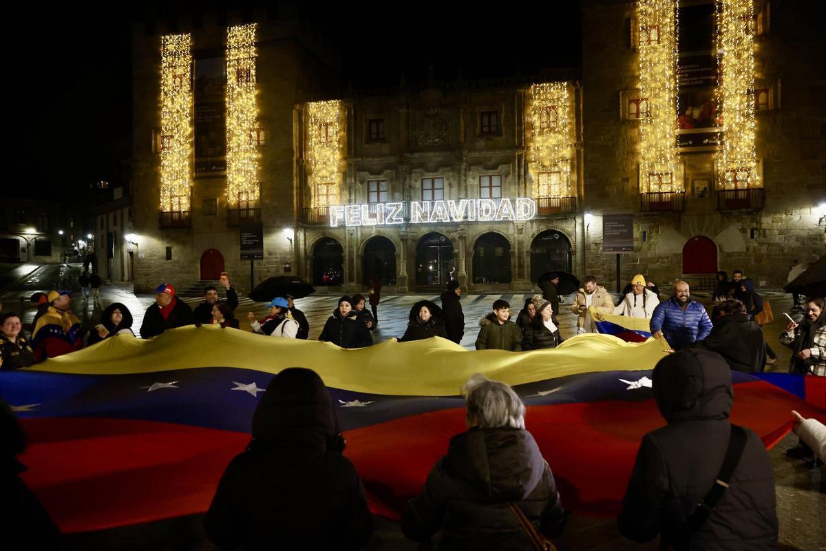 EN IMÁGENES: Los venezolanos residentes en Asturias salen a la calle en Gijón, tras la caída de Maduro