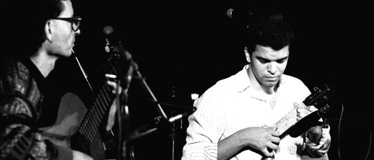 El timplista José Antonio Ramos fotografiado por Nacho González en un certamen dedicado al instrumento en Arucas en junio de 1990  | | NACHO GONZÁLEZ