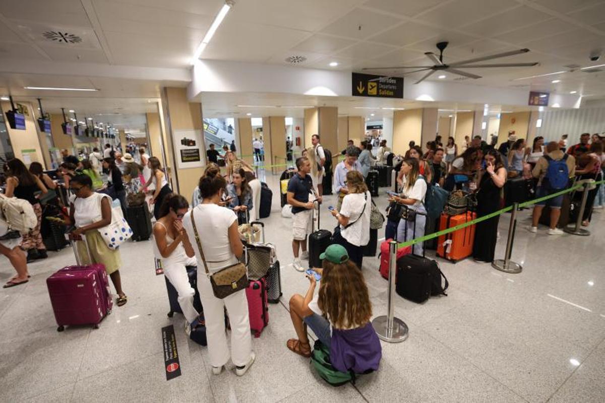 Aeropuerto de Ibiza: la solución de quien huye y el problema de quien llega
