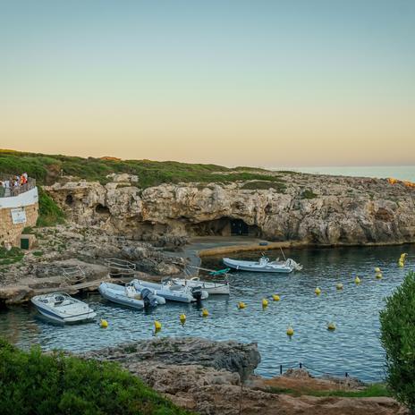 Una de las ciudades más turísticas de Menorca se plantea prohibir el paso a turistas: estas son las razones