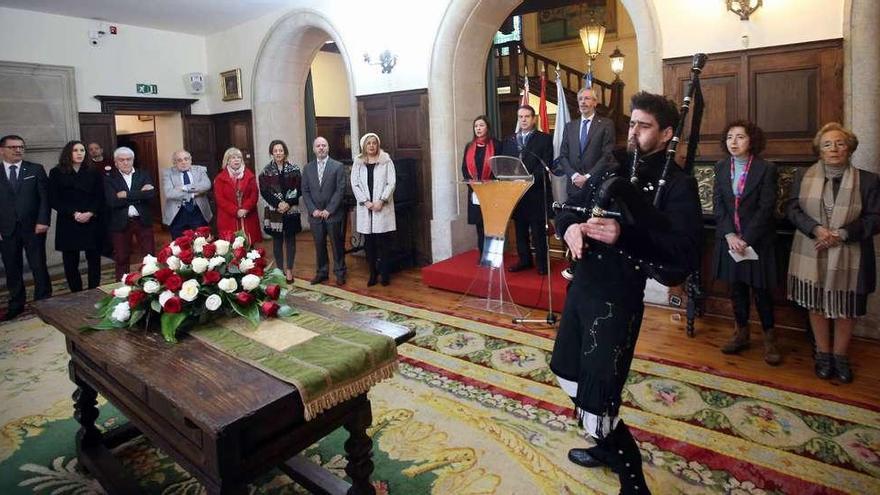 El evento contó con la actuación de Álvaro Costas, que interpretó el himno gallego en el interior del pazo de Castrelos. // M.G. Brea