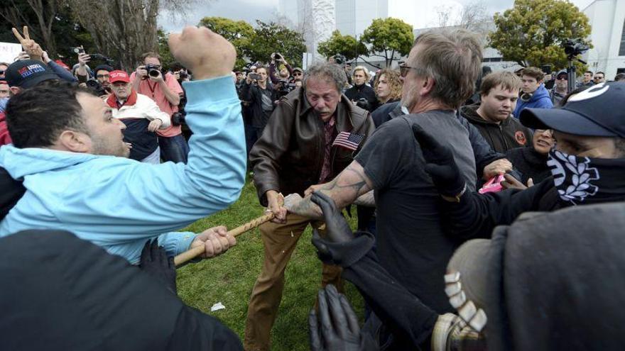 Batalla campal en Berkeley entre defensores y detractores de Trump