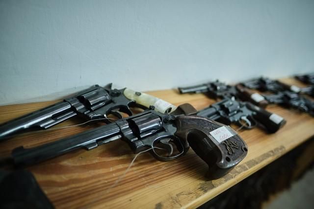 Exposición de armas que serán subastadas