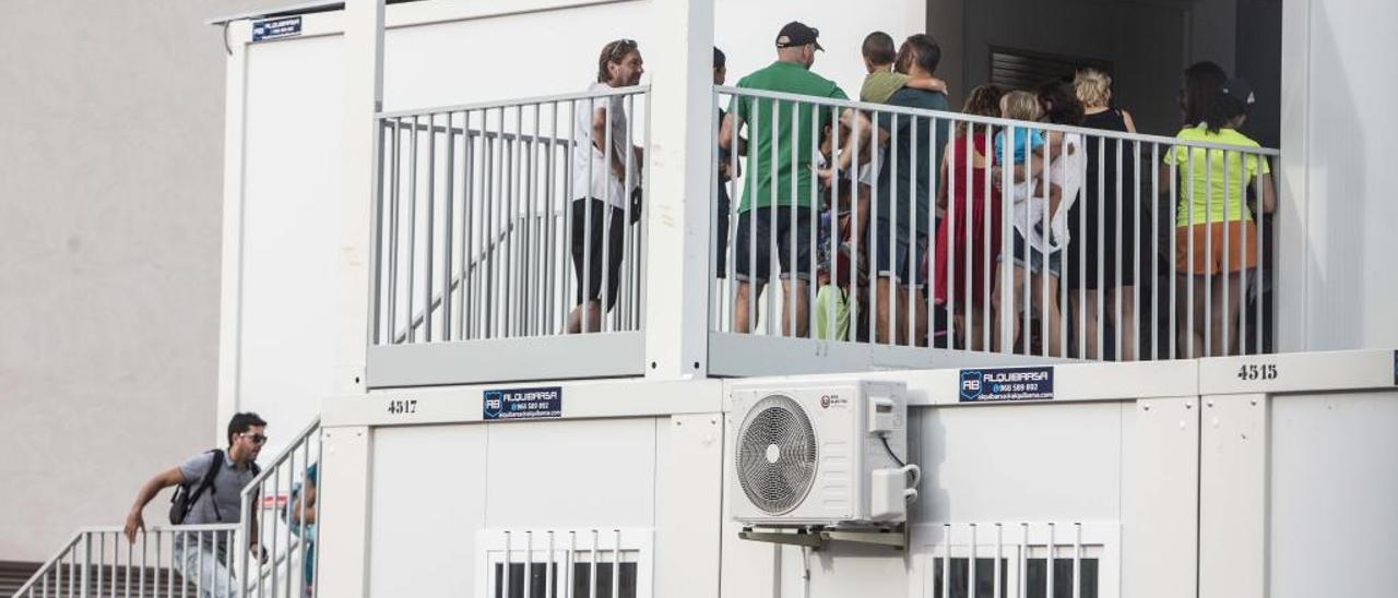 El colegio La Almadraba, parcialmente en barracones y en el Instituto Radio Exterior