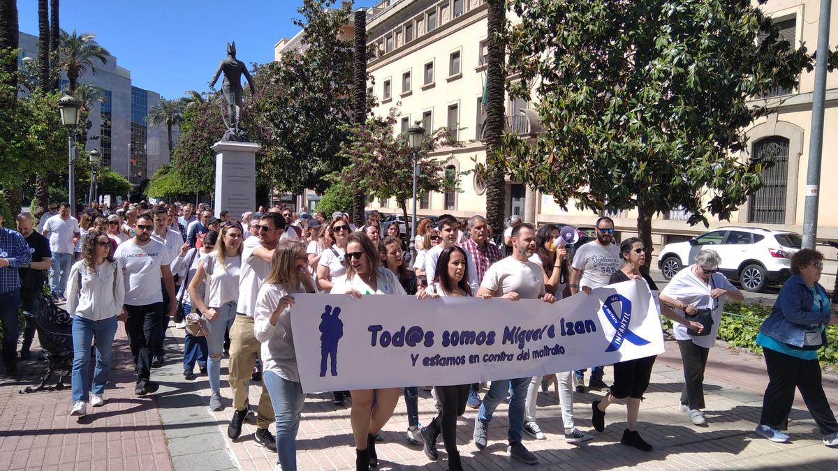 VÍDEO | Más de 250 personas se manifiestan en Badajoz contra el maltrato infantil