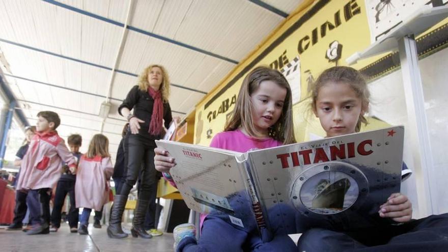 Unos niños leen un libro sobre &#039;Titanic&#039;.