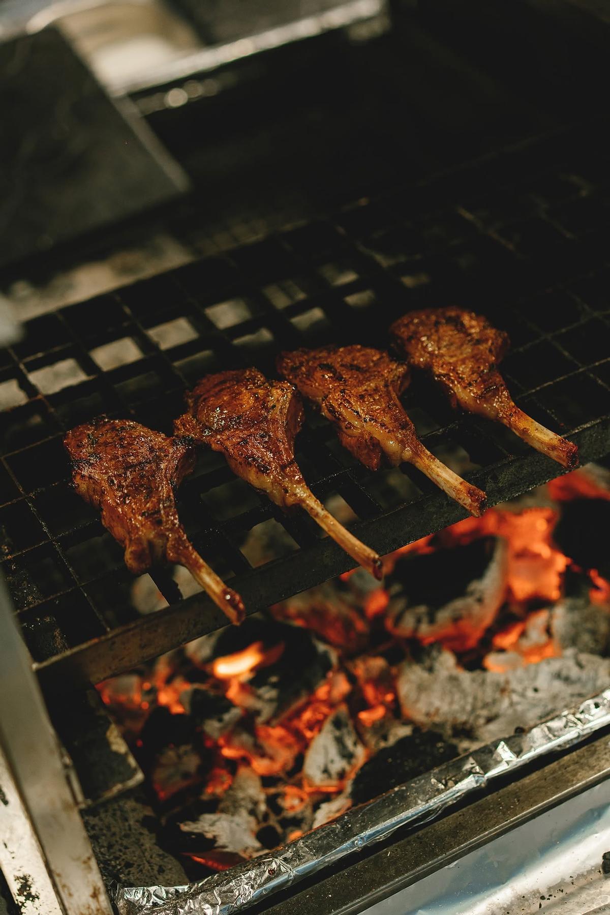 Lammkoteletts auf dem Grill.